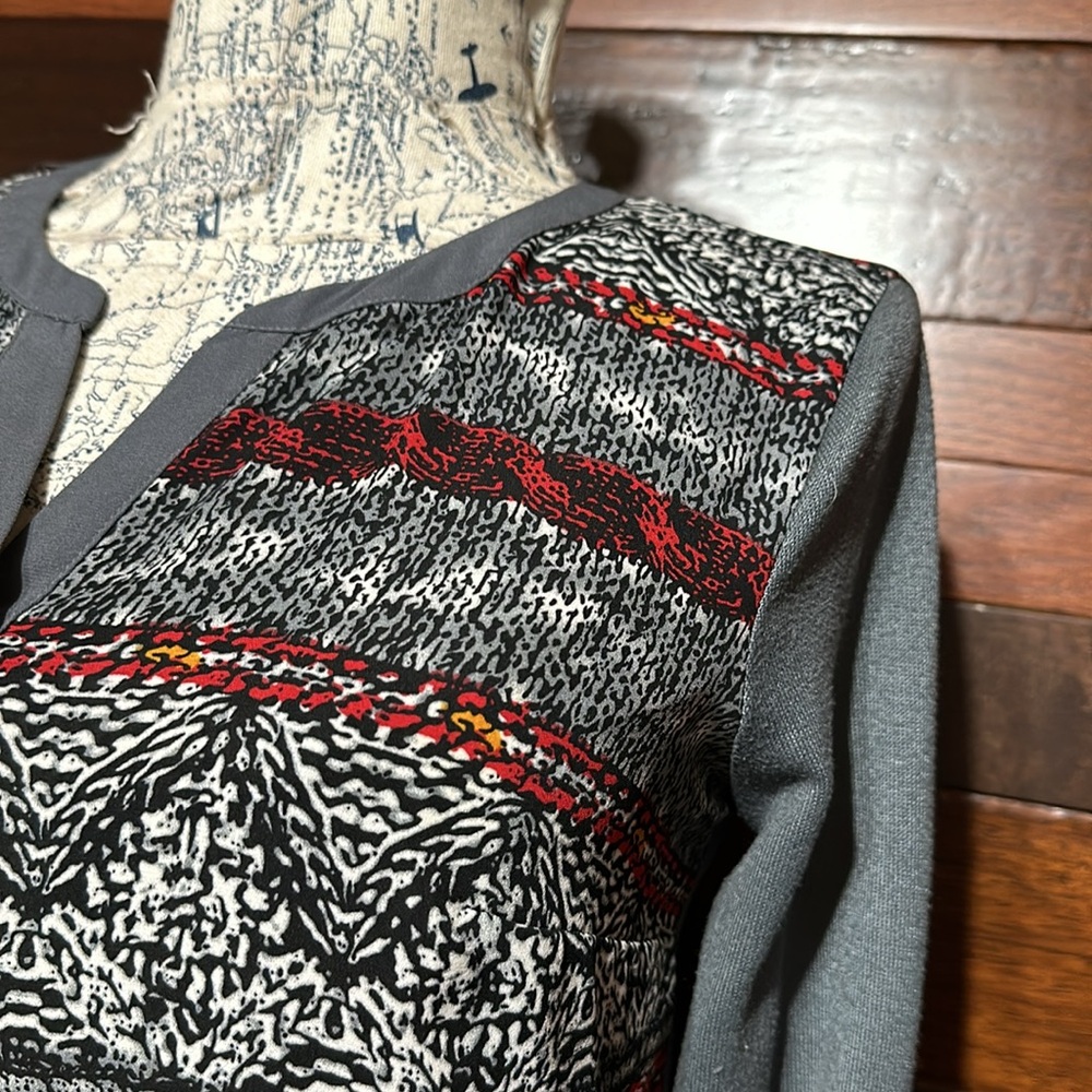 Black Rainn Scoop Neck 3/4 Sleeve Gray and Red Blouse - Picture 6 of 10